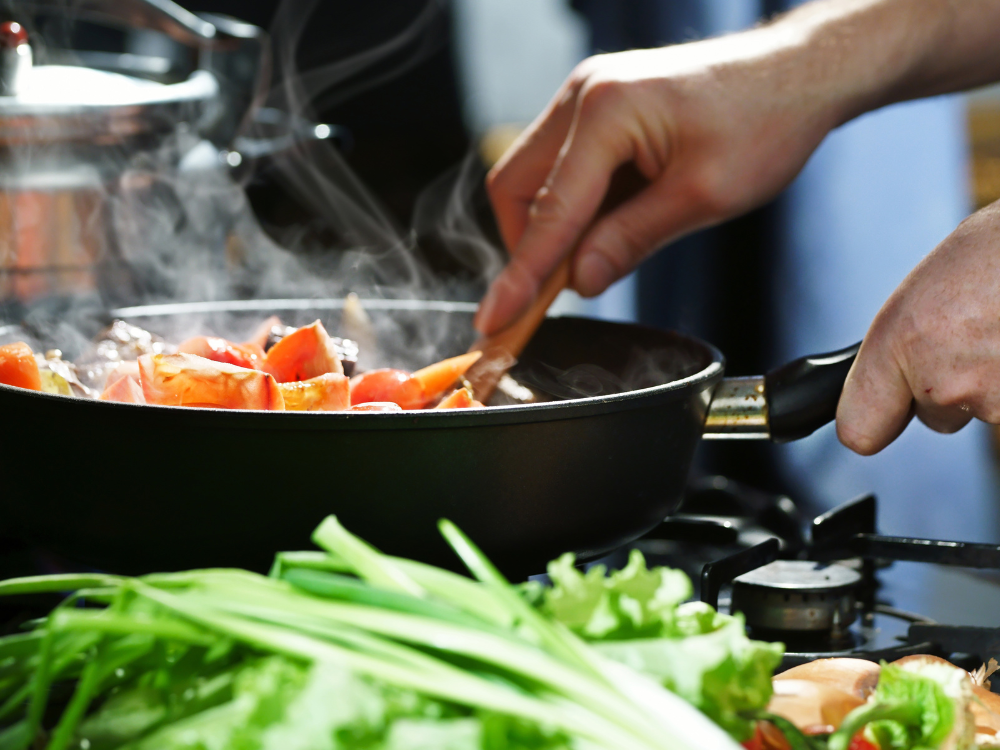 Nấu ăn ít dầu mỡ – Cách đơn giản để bảo vệ sức khỏe gia đình